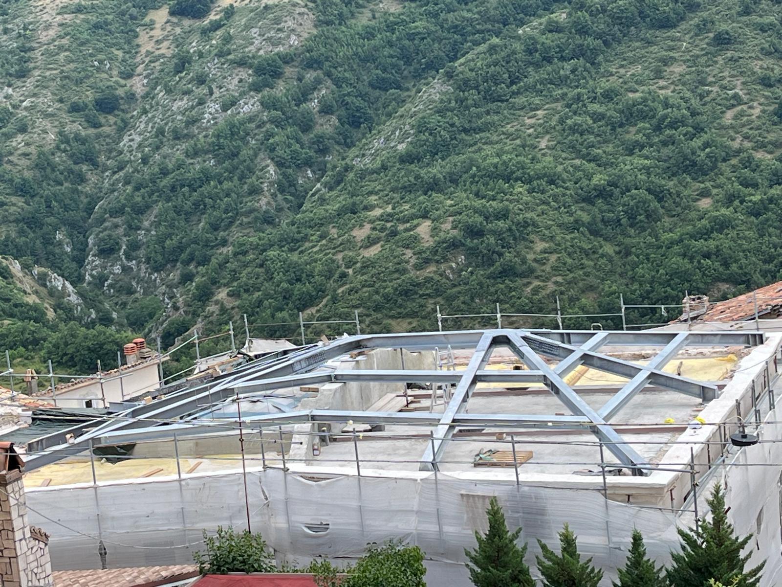 Piattaforme industriali e scale installate attorno a impianti di processo