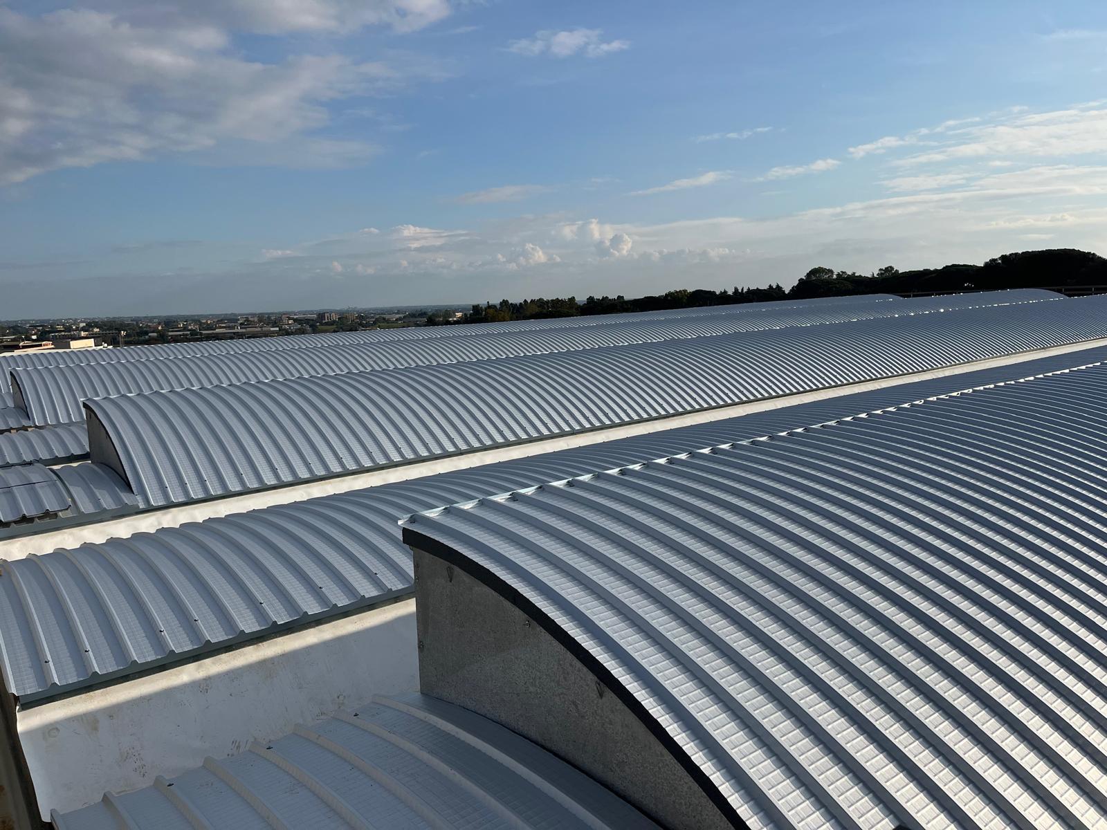 Scheletro strutturale in acciaio multipiano in un cantiere urbano