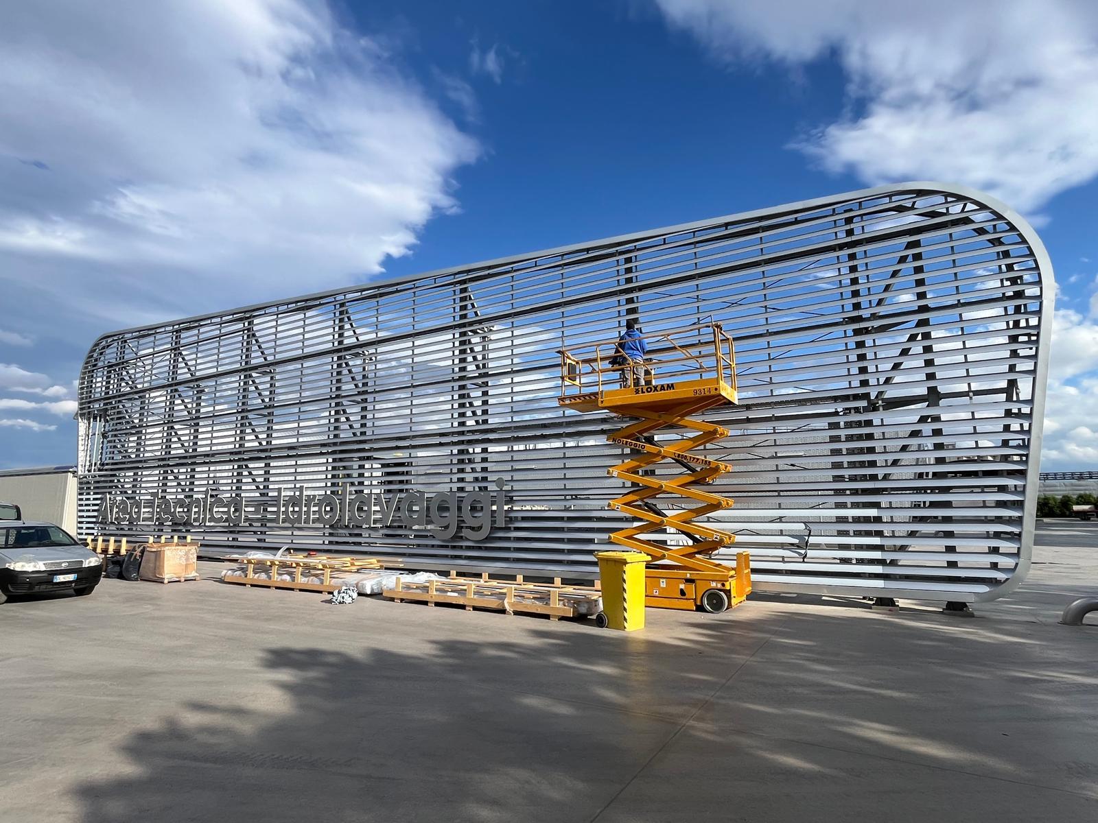 Tecnici che installano carpenteria di supporto in un impianto industriale