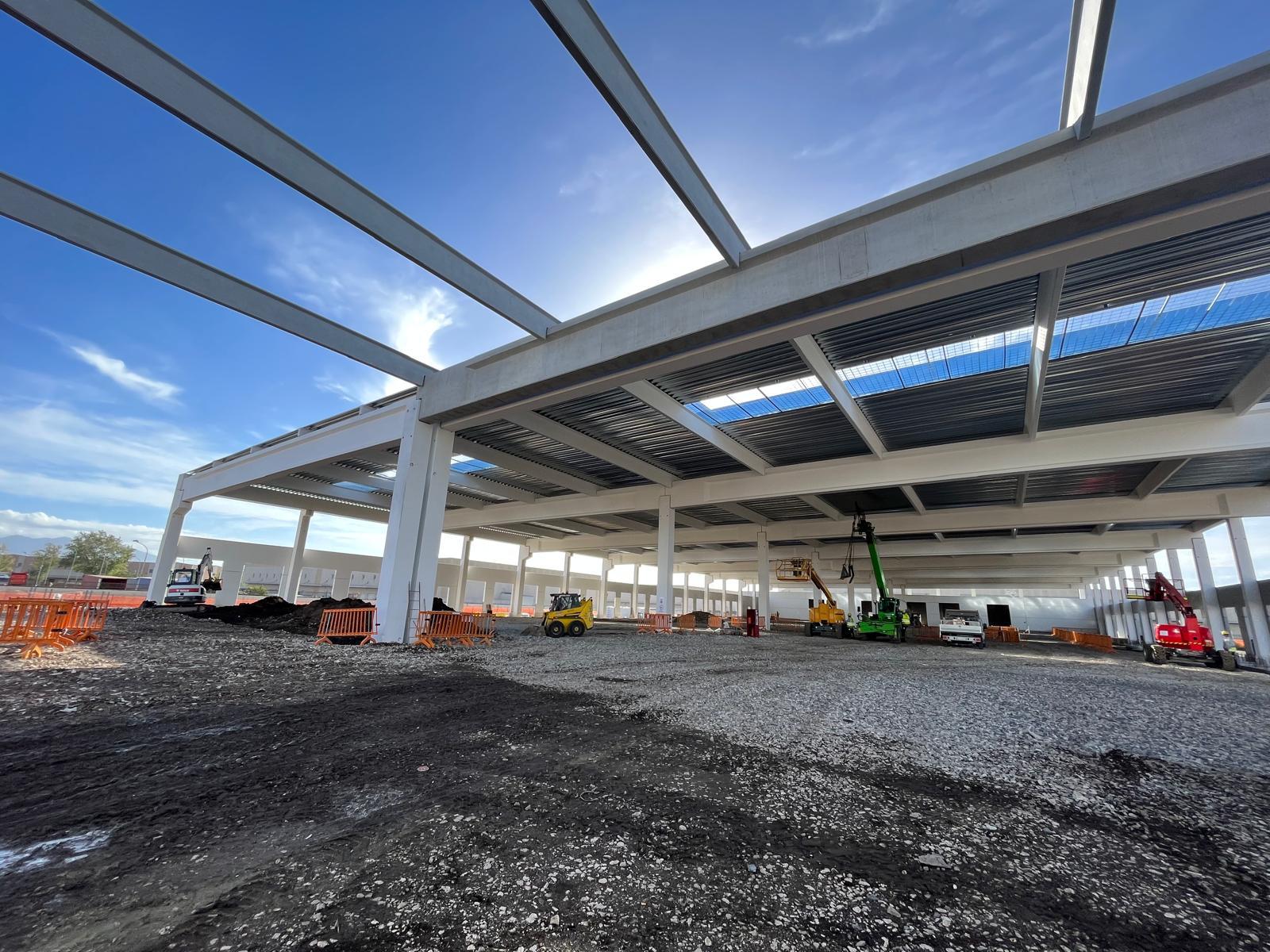 Squadra che posiziona elementi strutturali in acciaio da piattaforme elevabili